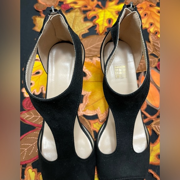 *SOLD* Nice pair of like new heels. - Picture 4 of 5